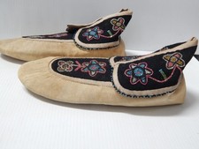 ANTIQUE c1920s WESTERN IROQUOIS INDIAN BEADED MOCCASINS - MINT - NEVER WORN  picture