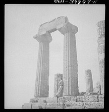 Photo:Syracuse Sicily Italy 1900s Roman Ruins Temple Columns picture