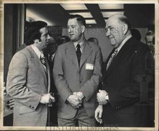 1972 Press Photo Sportscaster Eddie Doucette speaks with Coach Larry Costello. picture
