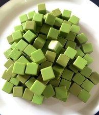VINTAGE 1940’S BAKELITE UNUSED GREEN CUBES 1/2” - 100 CUBES 266.4grs picture