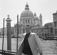 English actor Dirk Bogarde posing photographer along Canal Grande - Old Photo picture
