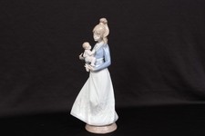 LLADRO 5873 MODERN MOTHER Holding Baby- Retired no Box 1991 -Excellent condition picture