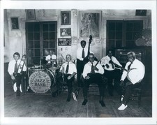 1981 Press Photo Preservation Hall Jazz Band w Instruments Old Building 1980s picture