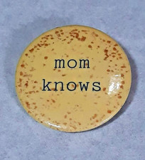 Vintage MOM KNOWS Button Pin Pinback Mom Mother's Day picture