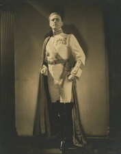 British actor Harry Welchman standing wearing white military cos 1930s Old Photo picture