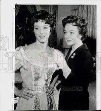 1959 Press Photo Actress Anne Shirley & her daughter, Julie Payne, in Hollywood picture