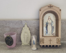 Vtg Virgin Mary Wall Shrine Holy Water Font Plaque Plastic Holy Metal Figurine picture