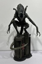 Sideshow Aliens Warrior 1/4 Maquette Premium Format SSC Damaged picture
