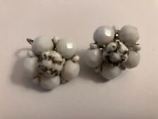 vintage  estate mottled white bead cluster  clip on earrings picture