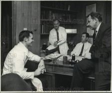 1969 Press Photo Weekly conference in Mandeville for experimental program picture