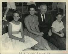 1961 Press Photo Judge and Mrs. Lewis Dickson with children Cay and Lewis picture