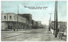 CENTRALIA IL/ILLINOIS Postcard BROADWAY LOOKING EAST Trolley Tracks 1910's picture