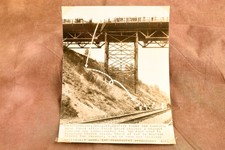 Portland Oregon 100-Foot Viaduct Car Crash 6¾x9¼ 1947 AP Wire Photo V39 picture