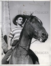 1939 Press Photo Boxer Lou Nove on horse at Key-El-Bar ranch in Wickernburg, AZ picture
