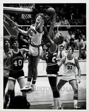 1979 Press Photo Davidson's Cliff Tribus rebound against Penn's Vincent Ross picture