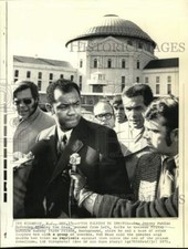 1971 Press Photo Stanley Van Ness, New Jersey Public Defender, talks to press picture