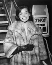 Mary Tyler Moore Dick Van Dyke TV Show shown as she arrived by- 1961 Old Photo picture
