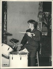 1968 Press Photo Actor Mickey Rooney plays the drums during his boyhood picture