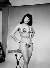 Bettie Page B/W  8x10 Glossy Photo picture