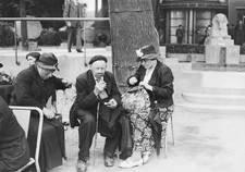 Visitors to Universal Exhibition Paris picnicking August 30 1937 Old Photo 1 picture