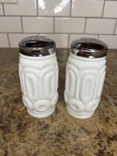 Rare Vtg L.E. Smith Solid White Moon and Stars Salt & Pepper Shakers Unmarked picture