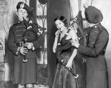 Lya de Putti 10.01.1897 Hungarian dancer actress with Scottish bag- Old Photo picture