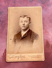 DAPPER YOUNG MAN Dressed in a formal suit 1870 -1900 Antique Photo Cabinet Card picture
