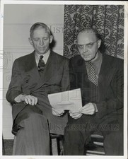 1942 Press Photo Byers Gitchell & John Heller at St. Paul Police Department picture