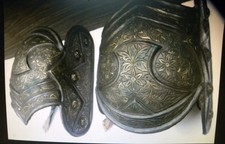 ANTIQUE ARMOR MUSEUM LEVEL PERSIAN STYLE WARRIOR MILITARY KNEE GURADS IRON picture