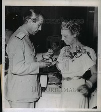 1946 Press Photo Mrs Henry Arnold Receives Award for Husband from Gen Gilardi picture