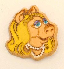 VTG 1979 Jim Henson Associates Muppets Miss Piggy Plastic Brooch, Pinback, Pin picture
