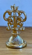 Vtg Gold Tone Metal Fleur-de-lis Wax Seal Greek letter Theta (Θ), a minimalist picture