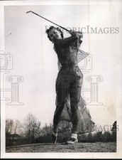 1940 Press Photo Old Point Comfort Va Ruth Smith golfing in rain suit picture