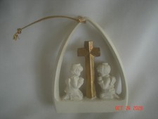 DELIGHTFUL Vtg. RUSS BERRIE 2 ANGELS PRAYING at CROSS CHRISTMAS ORNAMENT w/LABEL picture