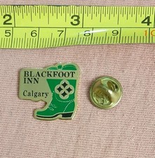 Blackfoot Inn Calgary Canada Hotel Travel Souvenir Lapel Pin Cowboy Boot picture
