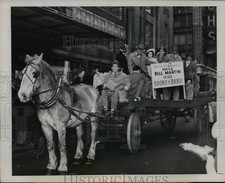 1950 Press Photo TV Quiz Show Winner Bill Martin in Broadway Parade, New York picture