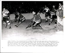 CGE5 1959 Wire AP Photo BRUINS JERRY TOPPAZZINI vs BLACK HAWKS GOALIE GLENN HALL picture