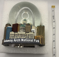 Gateway Arch musical snow globe NIB picture
