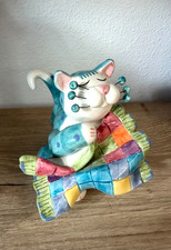 Amy Lacombe RARE WhimsyCat Ceramic Cat Figurine Cat sitting with Quilt 2002 picture