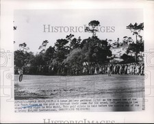 1950 Press Photo Gallery follows Lew Gresham, Eric Mouti at Pebble Beach golf picture