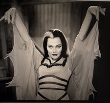 YVONNE DE CARLO / (THE MUNSTERS ) GOOGIE WITHERS /FILM STAR/ GENUINE AUTOGRAPHS picture