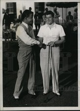 1934 Press Photo Golfer W Lawson Little wishes luck to Johnny Goodman picture