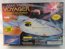 Vintage Star Trek Starship U.S.S. Voyager NCC74656 Playmates 1995 picture