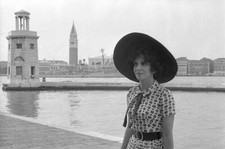 Gina Lollobrigida Wearing A Wide Brimmed Hat And A Fancy Dre - 1967 Venice photo picture