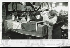 1985 Press Photo Kelly's Pub bartender Arthur Sullivan prepares for 