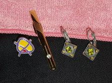 Lot containing various antique collector's items – earrings, emblem, tie clip in picture