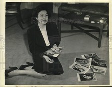 1942 Press Photo Lila Lee looks over some of her 1930 studio portraits picture
