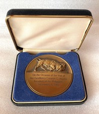 Vintage 1989 New York Stock Exchange Medal Philippines President Corazon Aquino picture