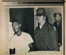 AP Laserphoto-1984-Warrenton NC-Police transfer capured Death Row escapees - #2 picture