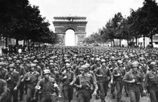 WW2 PICTURE PHOTO US 1945 ALLIED SOLDIERS ON PARIS 6878 picture
